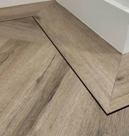 Band en bies als donkere accentlijn tussen twee vlakken PVC vloer