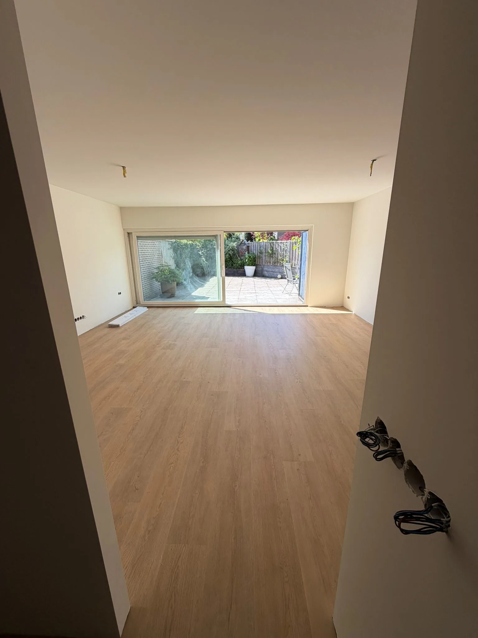 Rechte strook PVC vloer in een woonkamer met tuindeuren