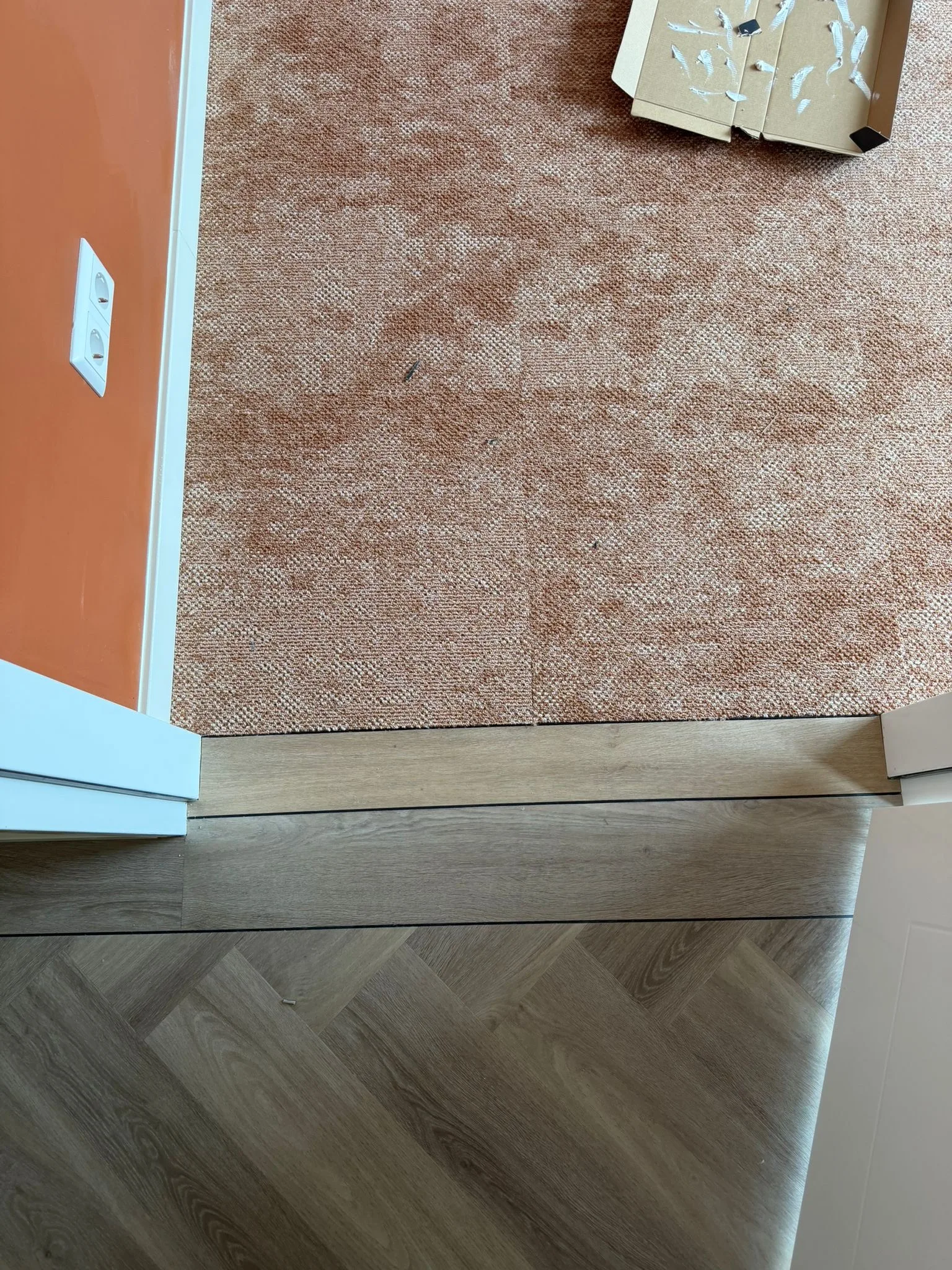 Overgang van tapijt naar PVC met band en bies afgewerkt