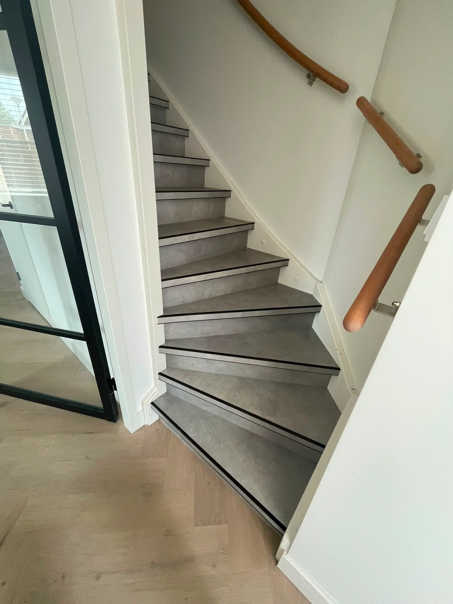 Trap bekleed met PVC in een grijze betonlook