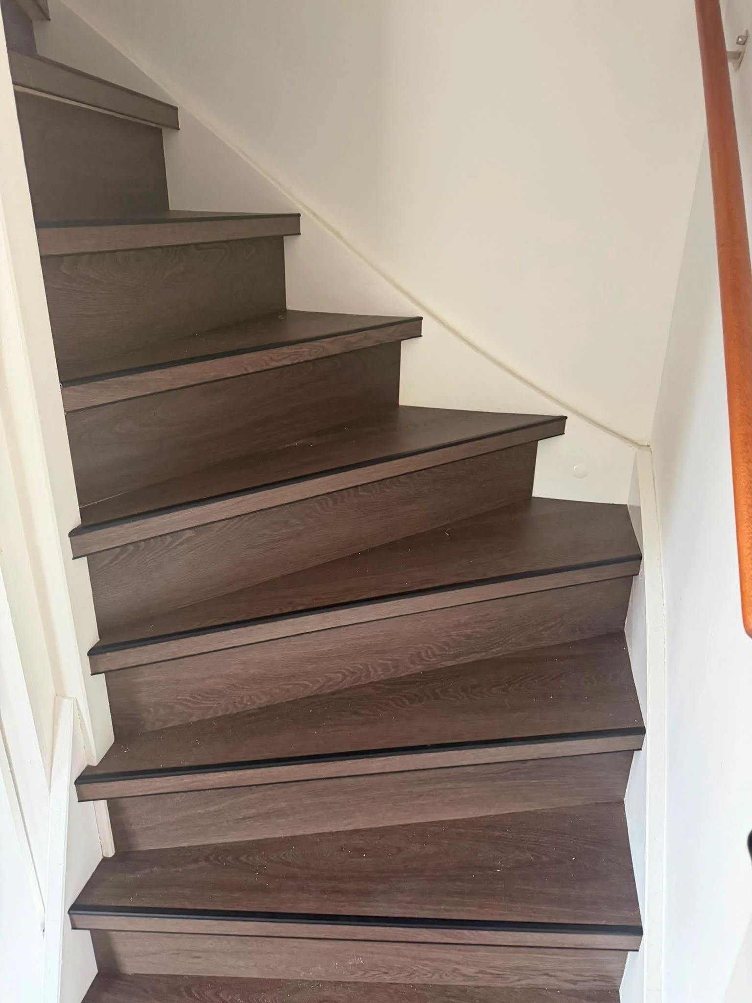 Trap met bocht bekleed met PVC in donker eiken, met zwarte antislipranden