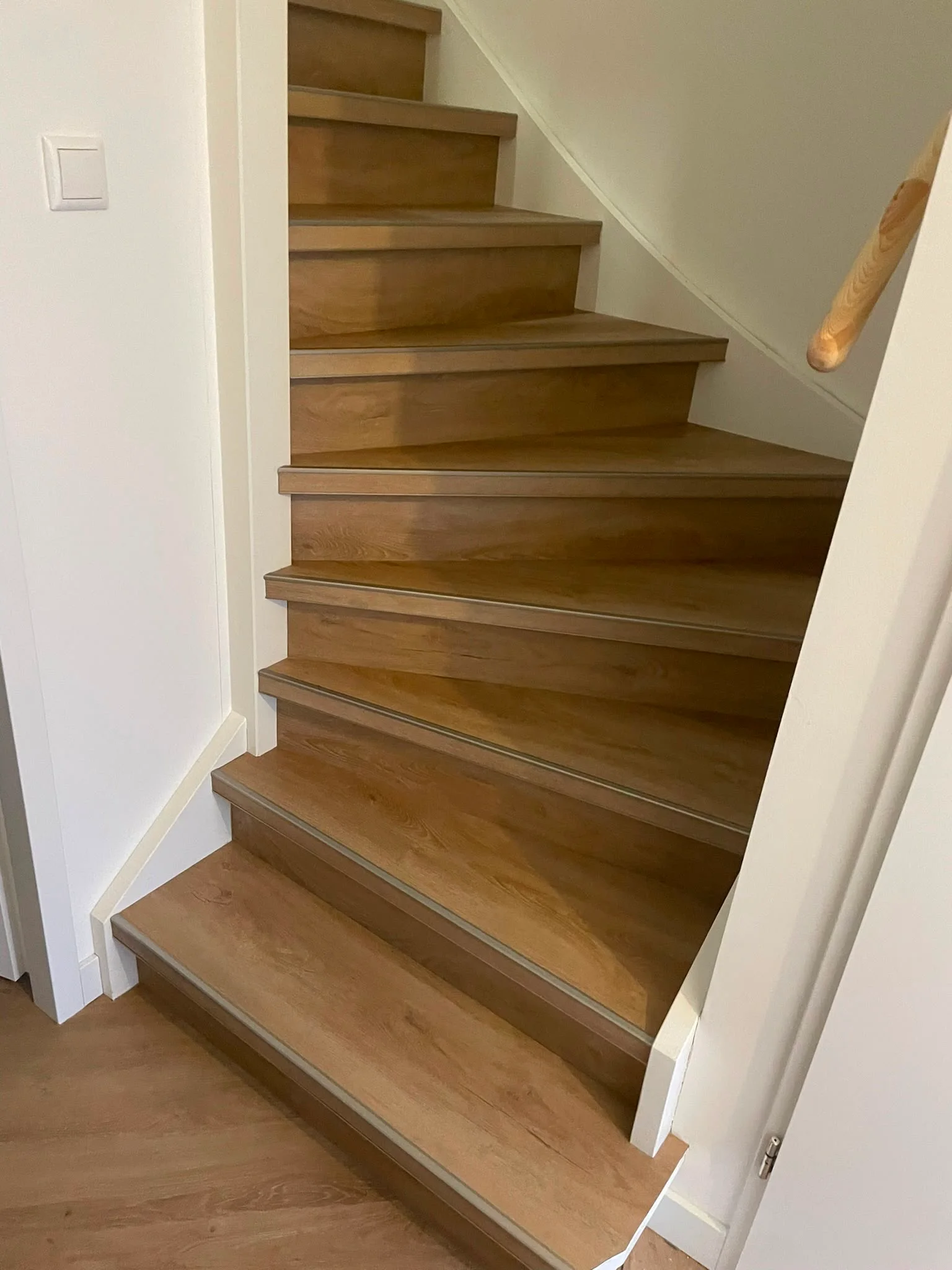 Kwartslagtrap bekleed met PVC in een lichte eikentint