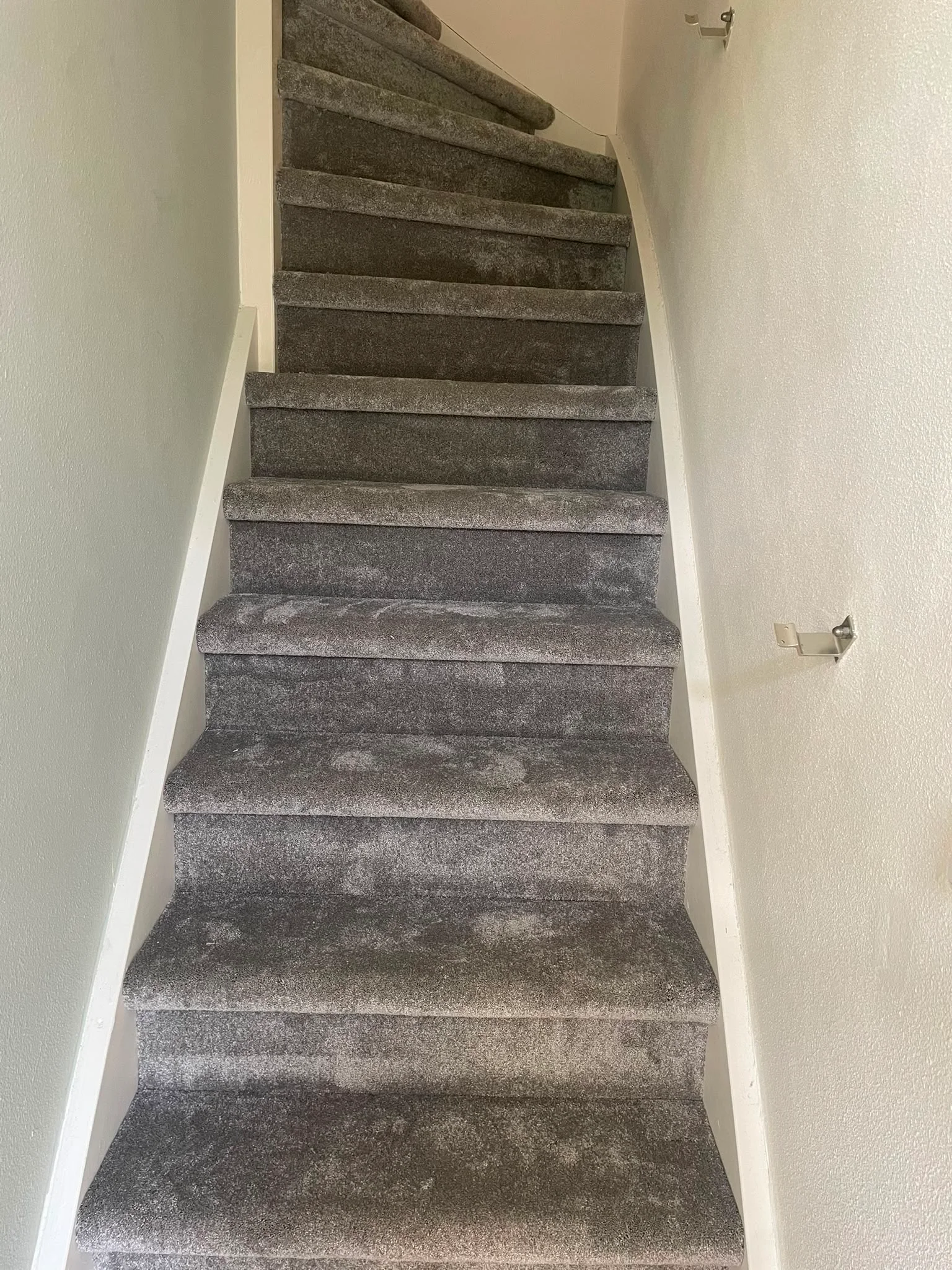 Rechte trap volledig bekleed met grijs tapijt