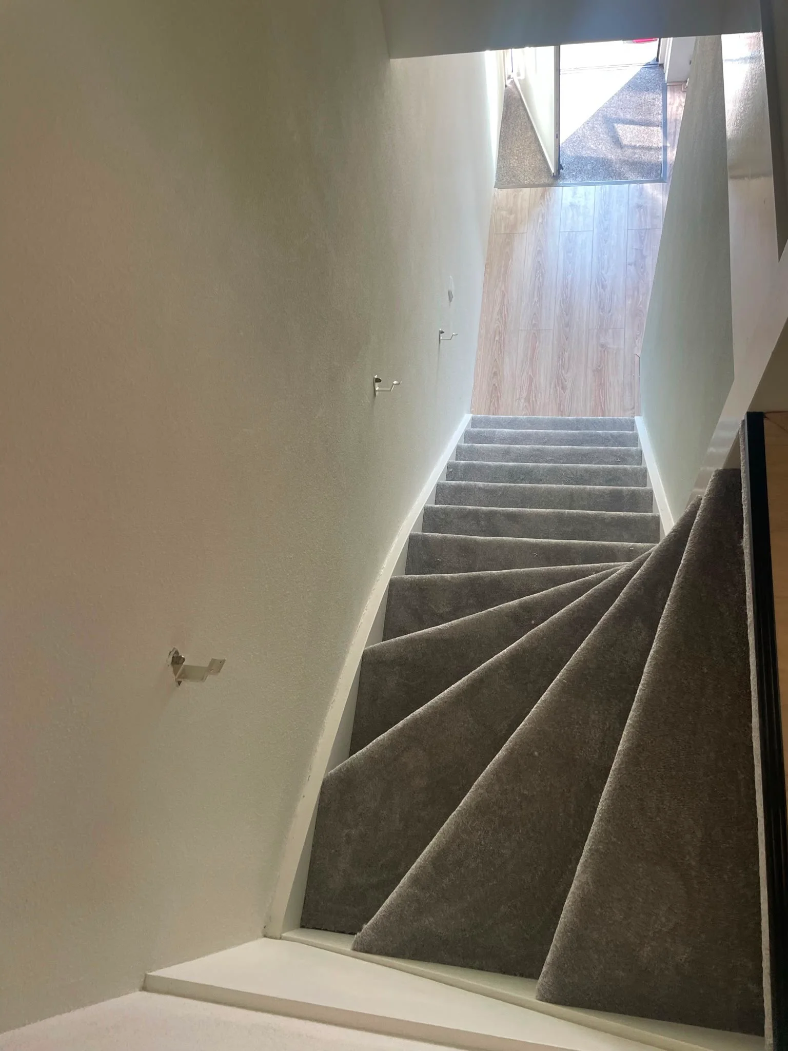 Waaiertrap bekleed met grijs tapijt