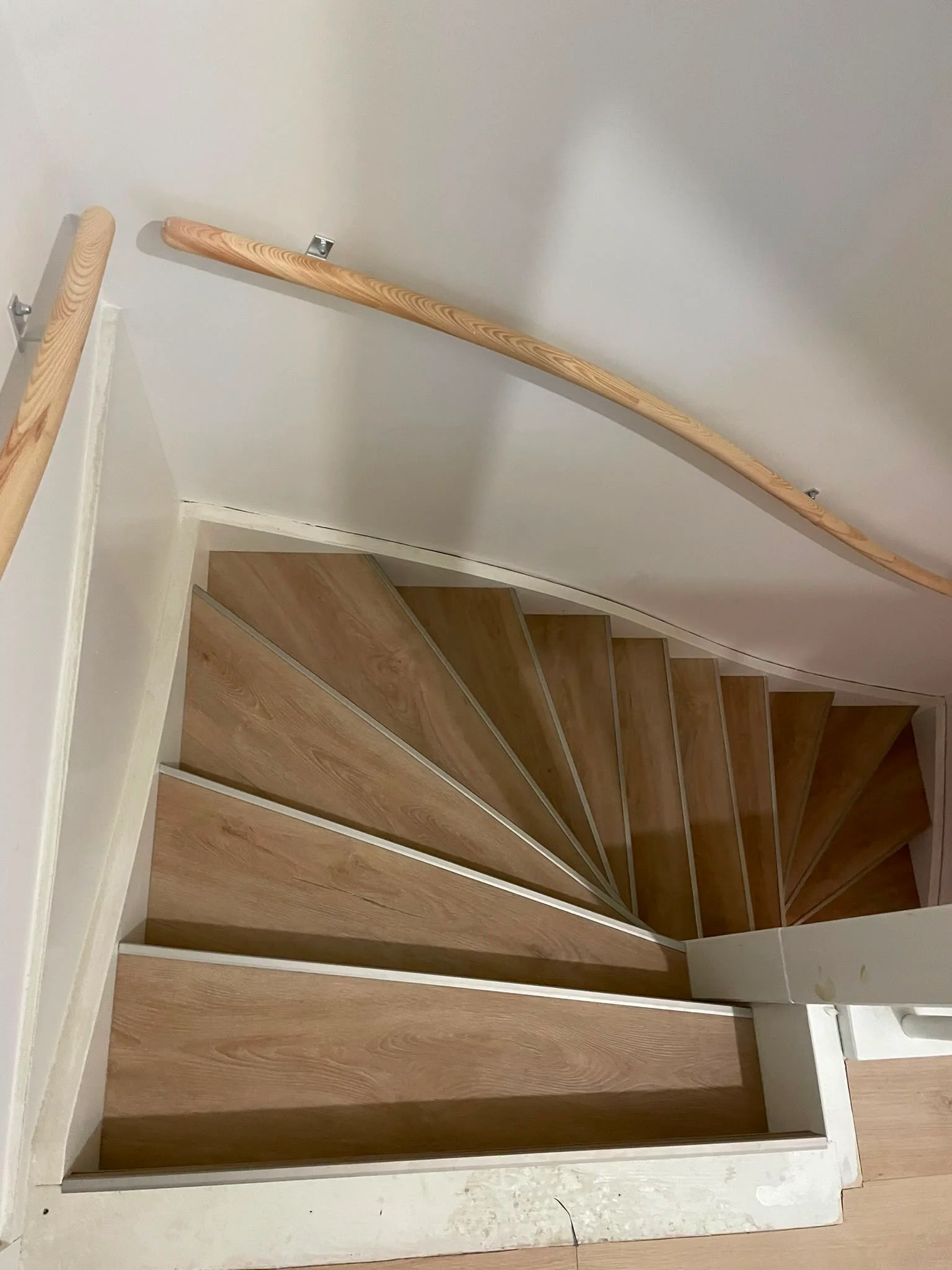 Waaiertrap van onderaf gezien, treden bekleed met PVC