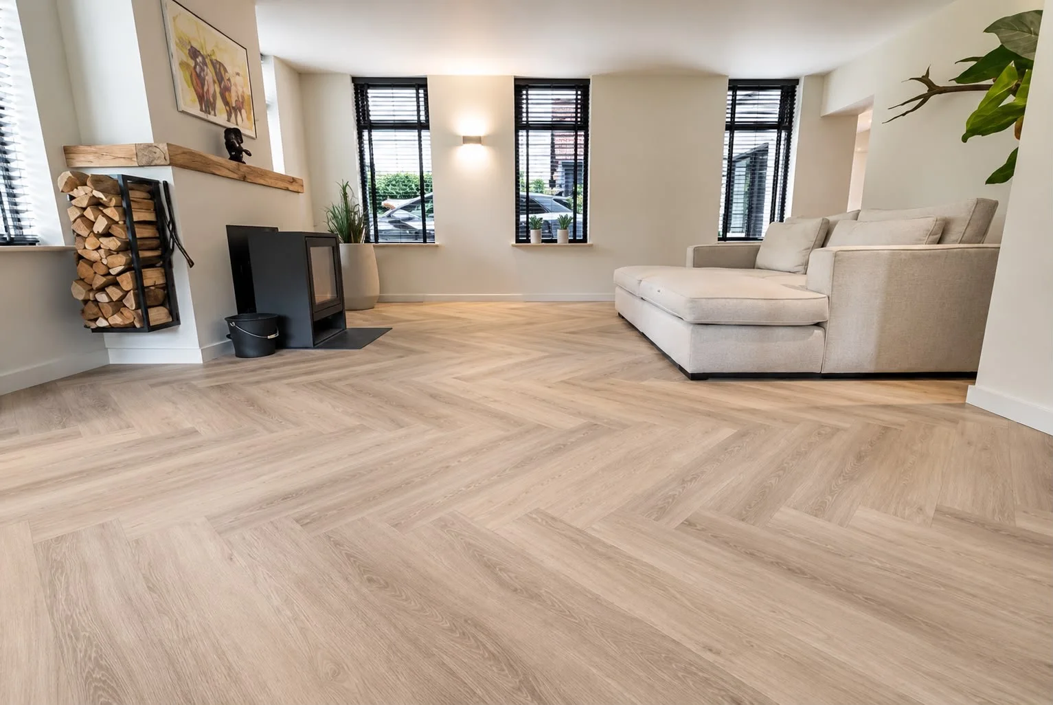 Walvisgraat PVC vloer in een ingerichte woonkamer met houtkachel